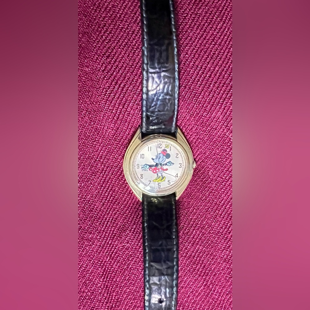 Vintage Women’s Disney Seiko Minnie Mouse Watch With Gold Face and Leather Band